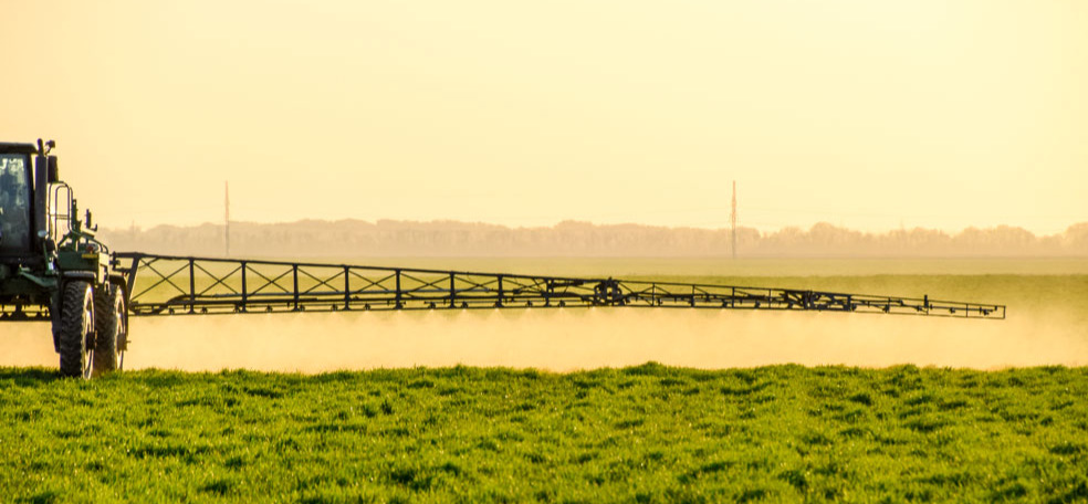 Landbouwer besproeit veld