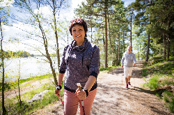 vrouw man wandelen bos