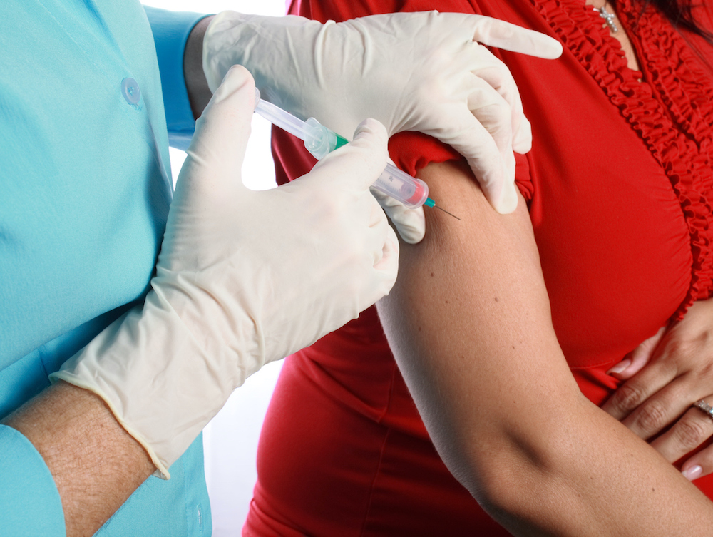 Vanaf 15 oktober 2020 start IDEWE prioritair met de vaccinatie van werknemers die werkzaam zijn in de zorgsector en van 50-plussers uit andere sectoren. Door het vaccineren van zorgverleners beschermen we niet alleen henzelf maar indirect ook kwetsbare groepen, zoals ouderen en zieken. Uiteraard is dit ook belangrijk voor de continuïteit van de zorg.