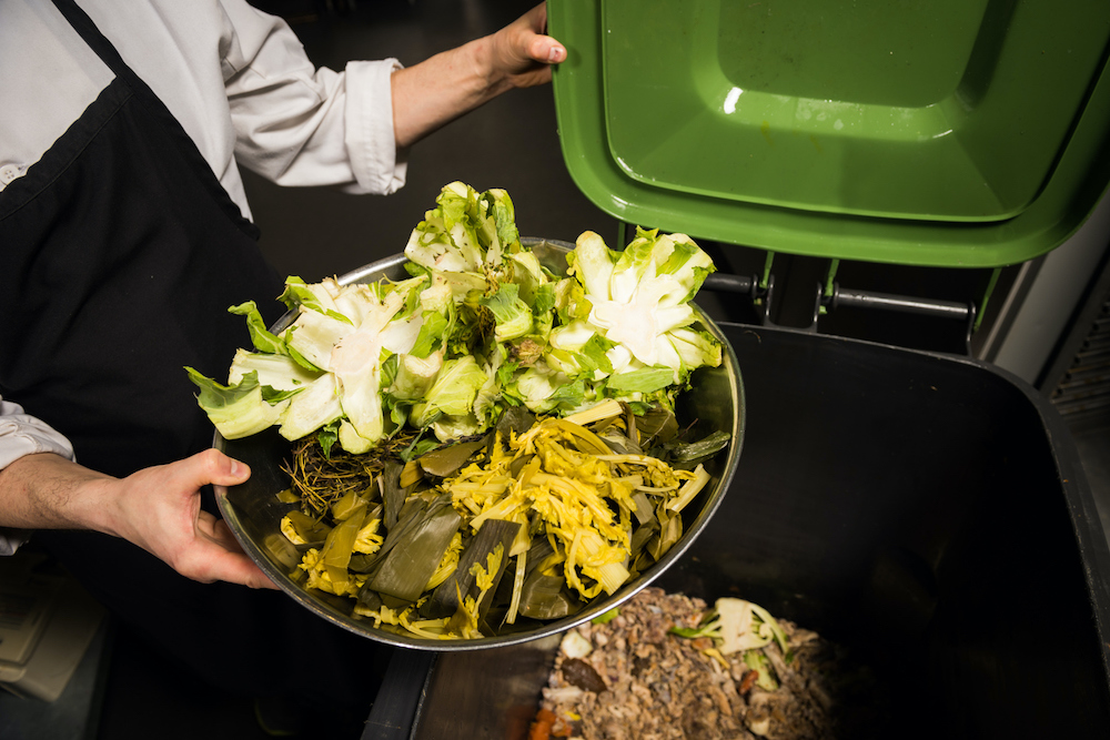 Zorg dat er op de plaatsen waar etensresten en voedselafval (keuken, refter, …) kunnen ontstaan afvalbakken aanwezig zijn waarin dit afval gegooid kan worden