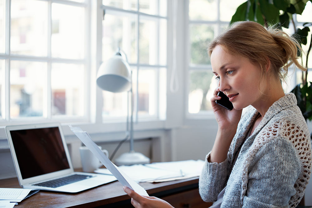 Vrouw-bureau-laptop-telefoon