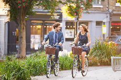 man vrouw fietsen werk