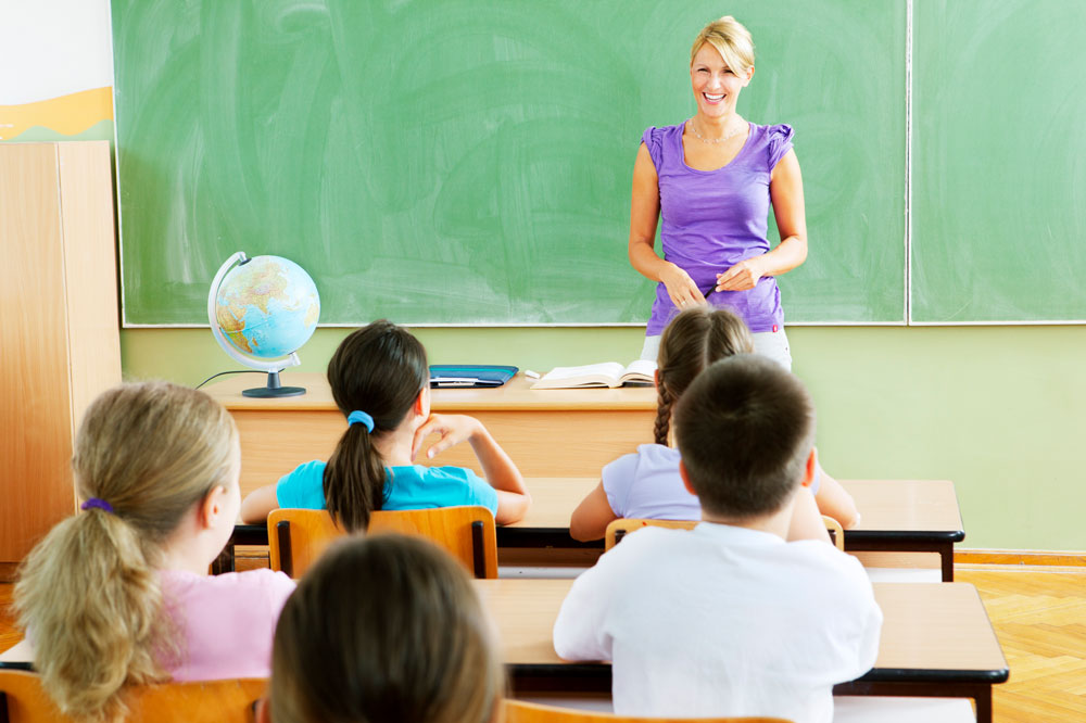 Leerkracht in klas lagere school