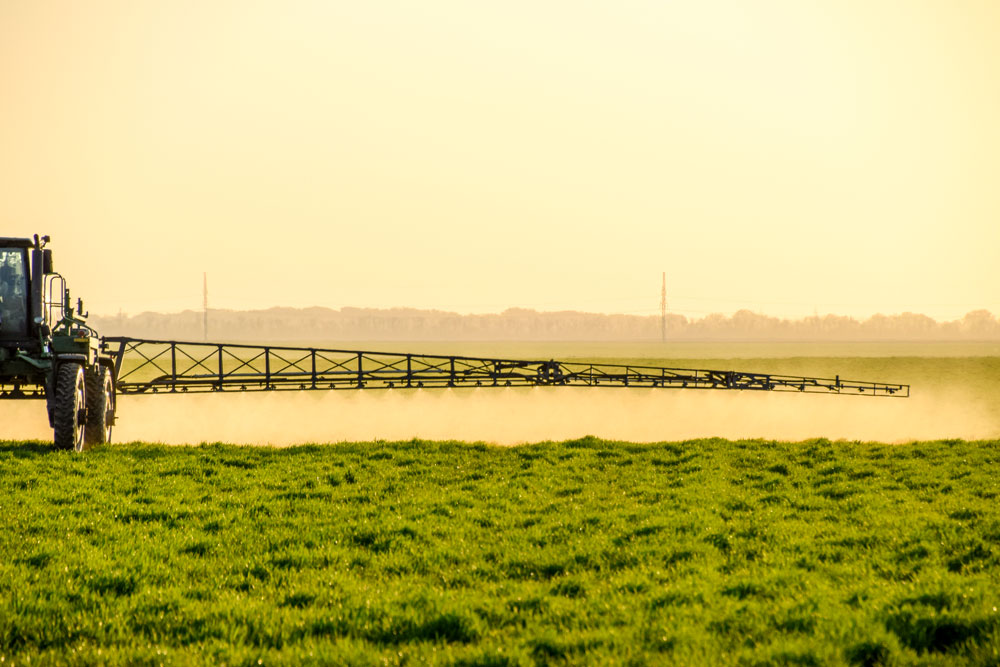 Landbouwer besproeit veld