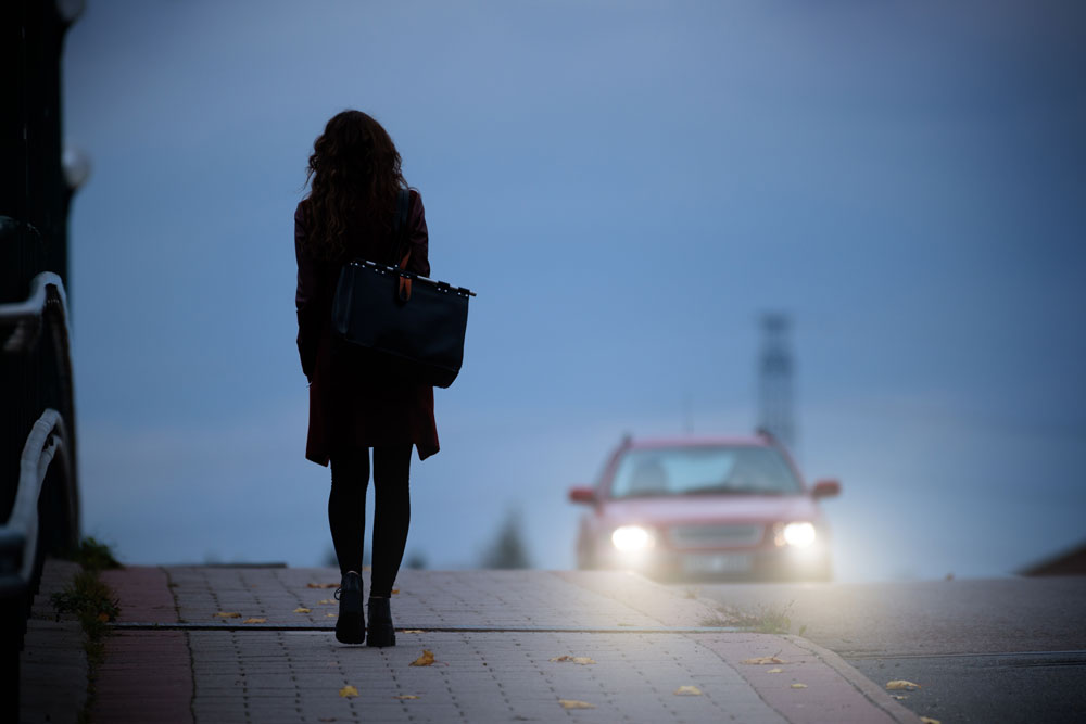 Vrouw op de weg in het donker