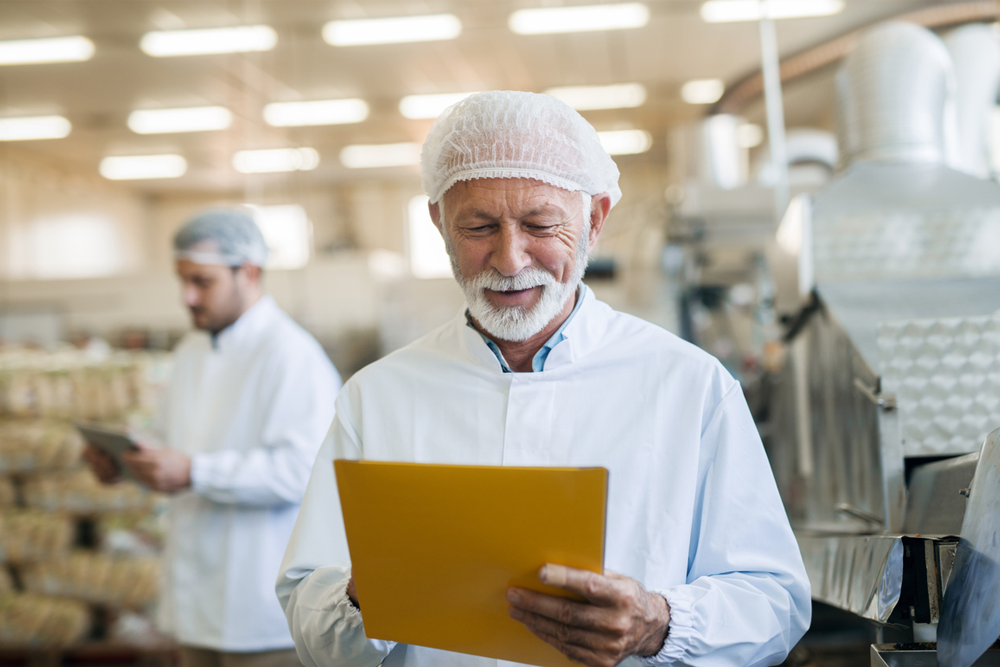 Homme âgé dans une usine