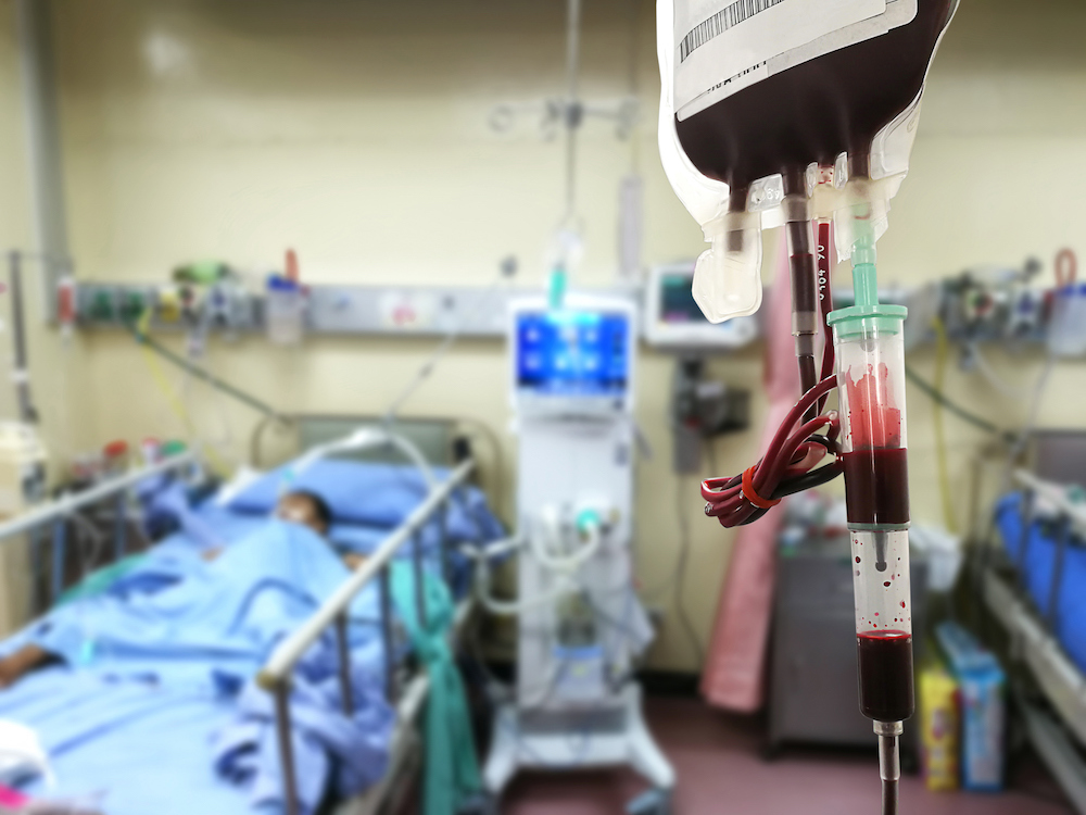 Het hepatitis C-virus (HCV) wordt onder meer via transfusie van besmet bloed overgedragen. 