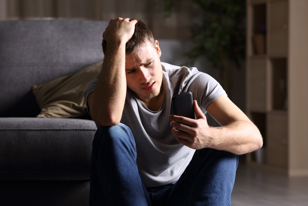 Slachtoffers van digitaal pestgedrag voelen zich vaker emotioneel uitgeput, minder betrokken en tevreden op het werk.