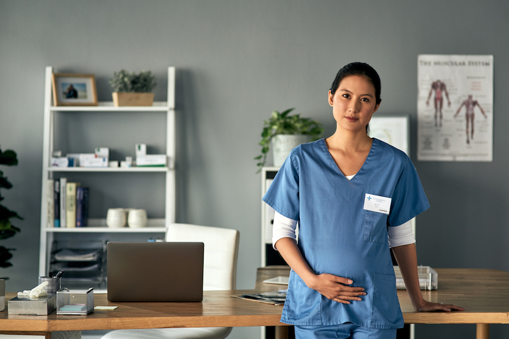 Le conseiller en prévention-médecin du travail a la tâche de conseiller l’employeur en matière de protection de la maternité. 