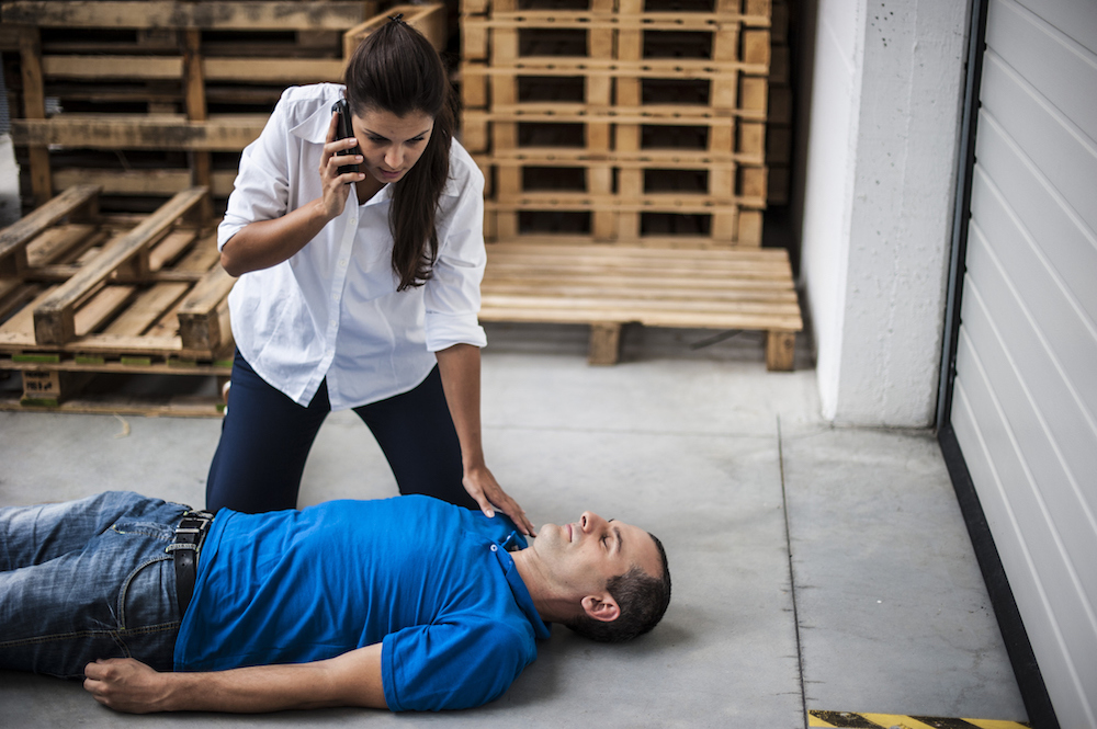 Un arrêt cardiaque peut en effet aussi survenir soudainement sur le lieu de travail.