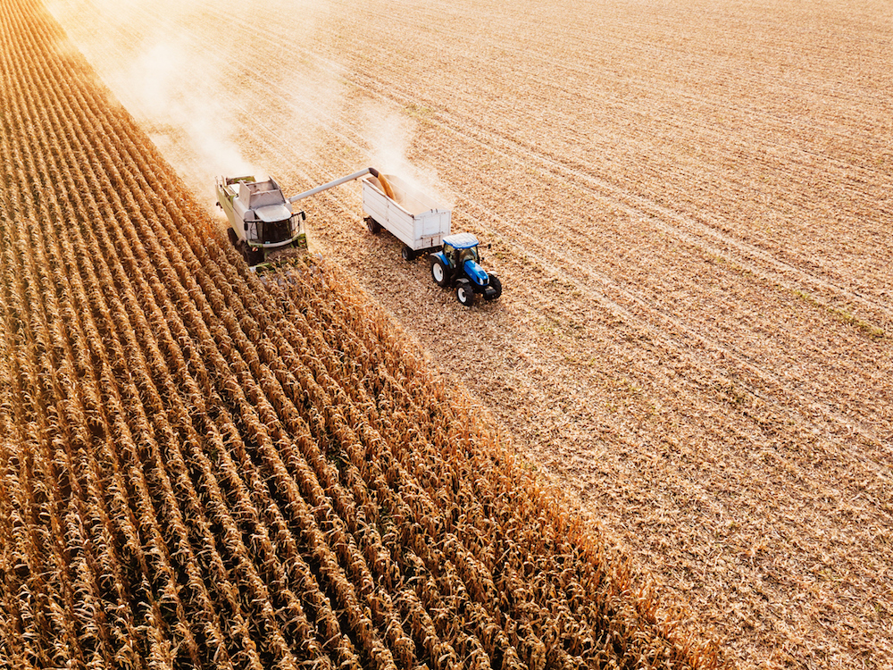 La conduite d’une moissonneuse-batteuse et la conduite d’un tracteur qui fait fonctionner un outil, une presse à balles, une planteuse, un semoir, une fraiseuse, une machine de terrassement, etc. ne sont plus autorisées.