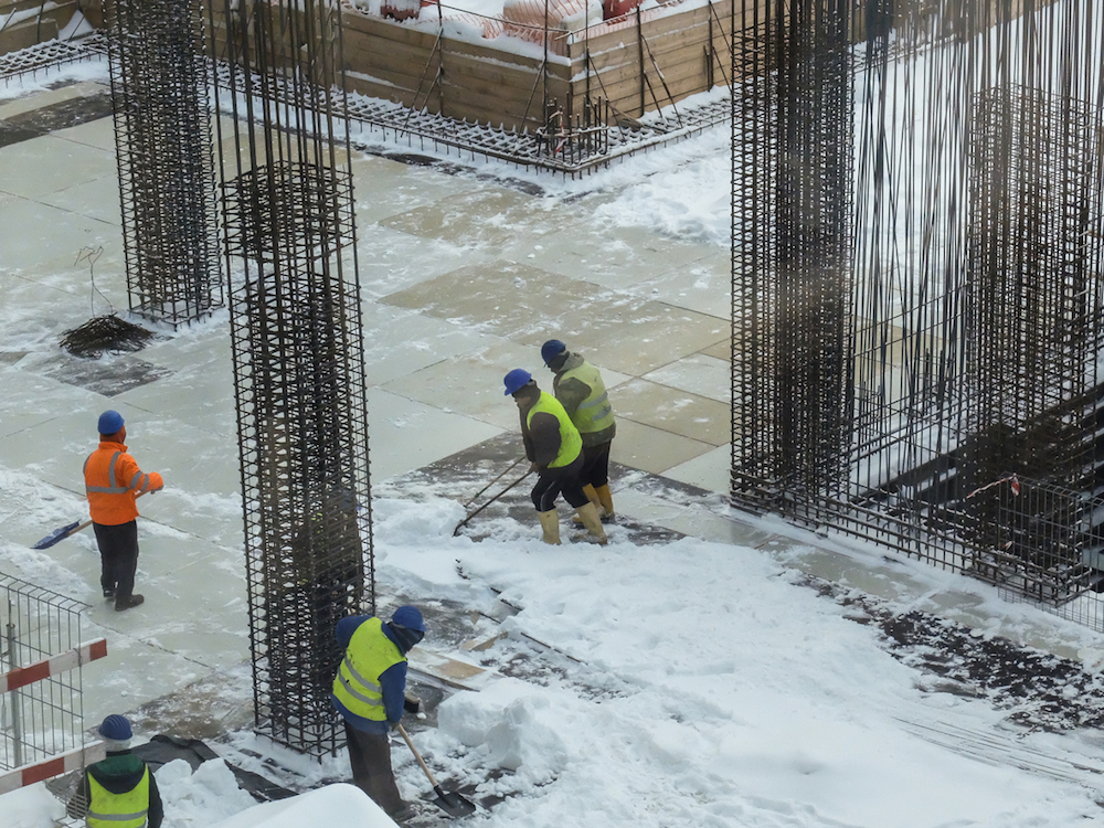 Tijdens de wintermaanden wordt wie in de bouwsector werkt, vaak aan extreem, lage temperaturen blootgesteld en dat verhoogt risico’s op onderkoeling of zelfs bevriezing.