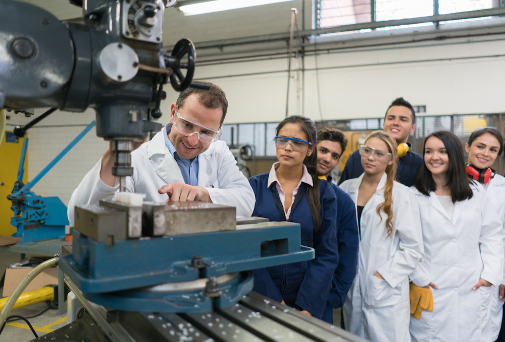 Zorg ervoor dat bezoekers zichzelf of de leerlingen die bij de machines aan de slag zijn niet in gevaar brengen.