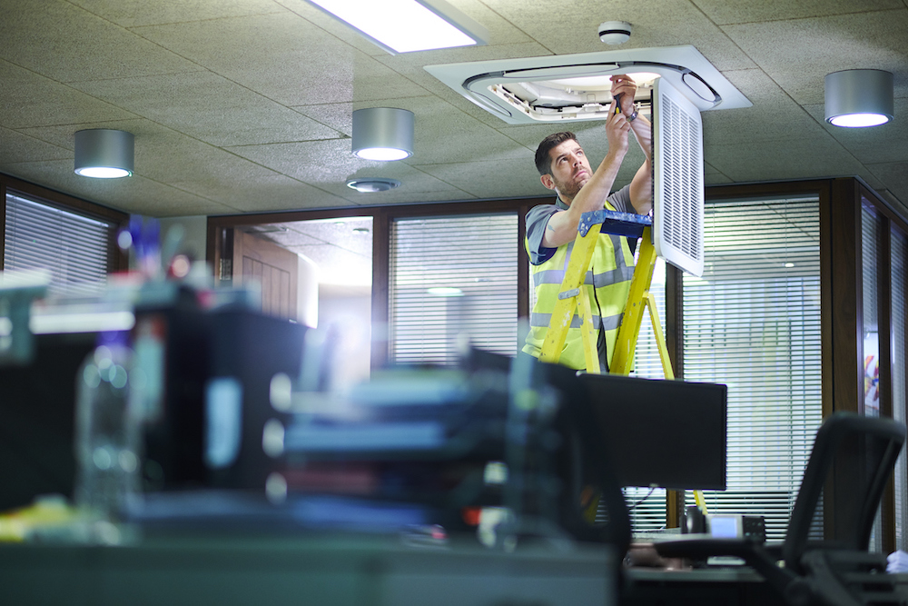 Klachten zullen dus vaak al afnemen door algemene verbetering van de ventilatie en een aangepaste luchtvochtigheid