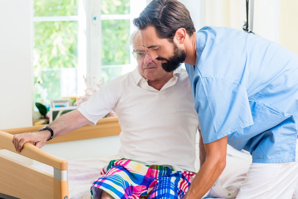 BBedden opmaken, administratie en overleg met de familie van bewoners.Het is maar een kleine greep uit alle taken die het personeel in de woonzorgsector, naast het zorg verlenen zelf, op hun schouders krijgen.edden opmaken, administratie en overleg met de familie van bewoners. Het is maar een kleine greep uit alle taken die het personeel in de woonzorgsector, naast het zorg verlenen zelf, op hun schouders krijgen.