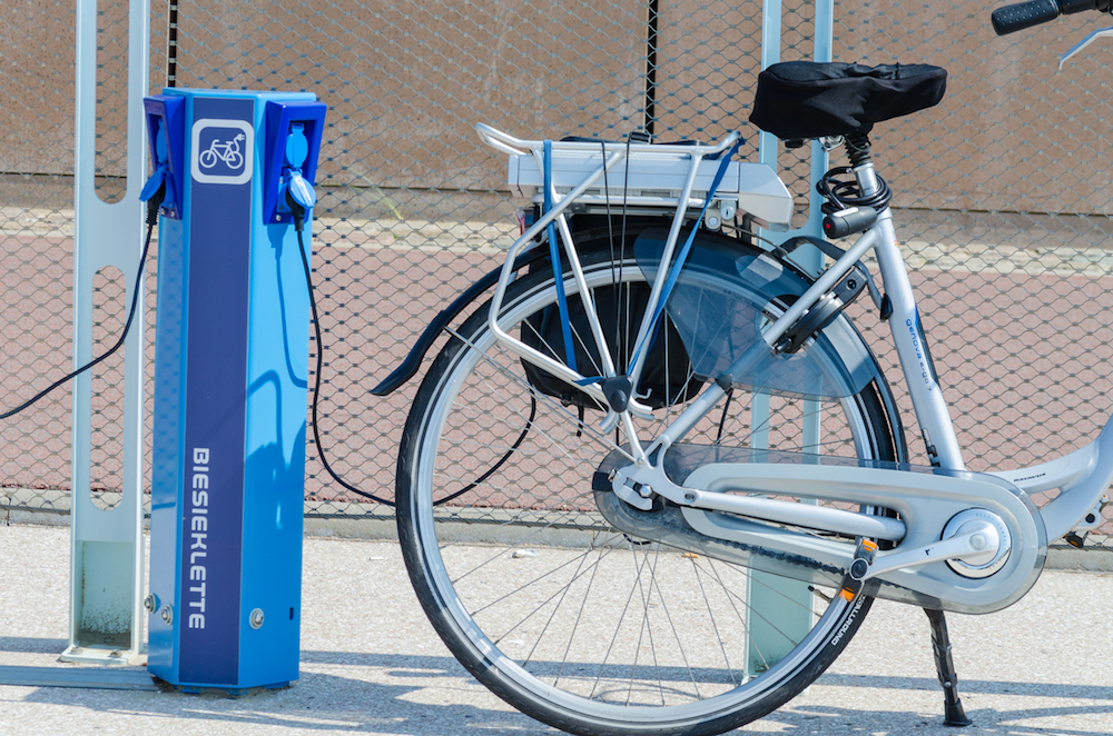 Hoe moet u dan als werkgever reageren op de vraag of uw werknemer zijn fietsbatterij mag opladen, al dan niet aan zijn bureau?