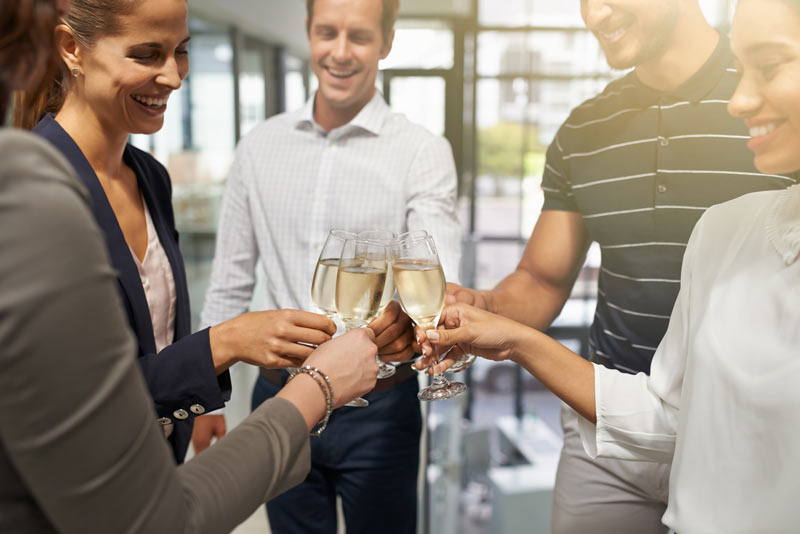 collega's drinken samen champagne