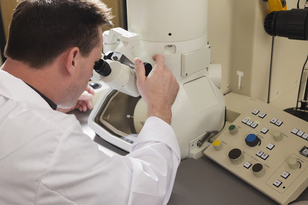 IBEVE vient d’investir dans un microscope électronique capable de détecter des concentrations d’amiante plus basses. L’objectif est de se préparer à effectuer des analyses basées sur des valeurs limites plus strictes.