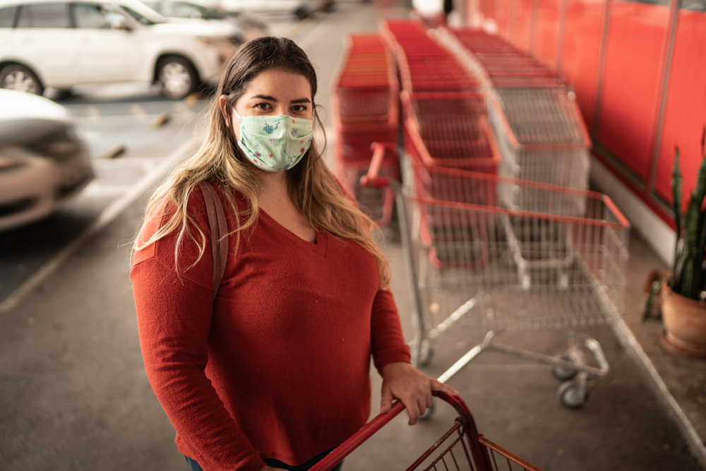 Stoffen mondmaskers verschijnen meer en meer in het straatbeeld.