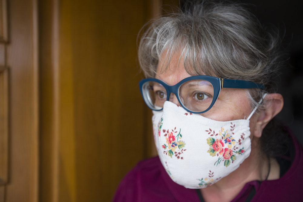Opzetten, afzetten, dragen, bewaren en wassen van een stoffen mondneusmasker zijn handelingen die u met de nodige zorg moet uitvoeren.