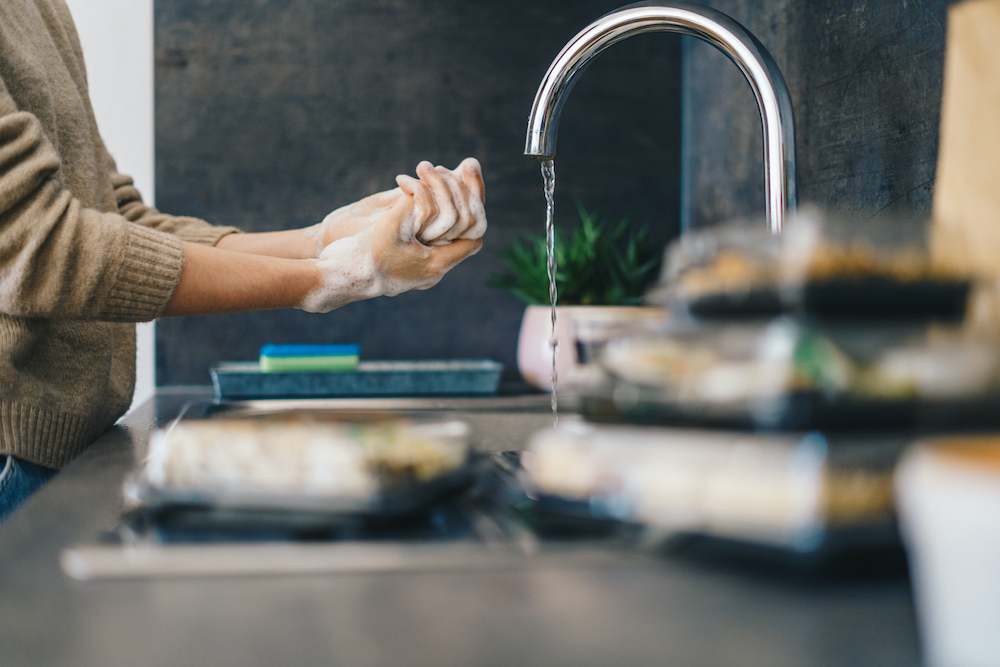 Handen wassen met water en zeep, persoonlijke hygiëne in het algemeen, is de helft van het werk.