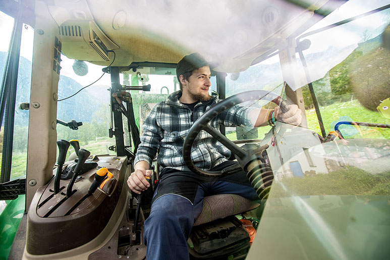 agriculteur conduisant un tracteur