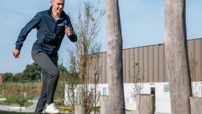 Man springt van paal naar paal