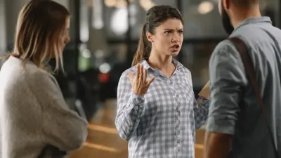 femme qui parle agressivement à un homme