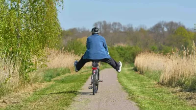 Man op fiets met de benen van de pedalen