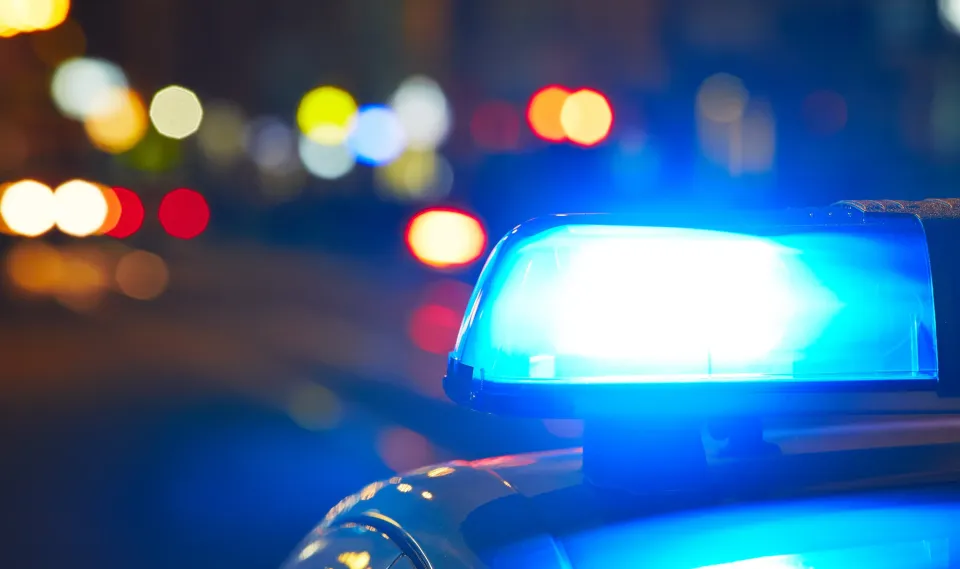 blauw zwaailicht op auto