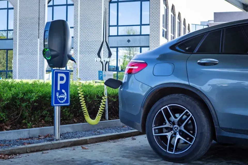Elektrische wagen veilig opladen aan de laadpaal 