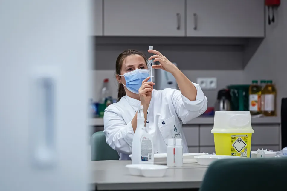 Verpleegkundige trekt vaccin op