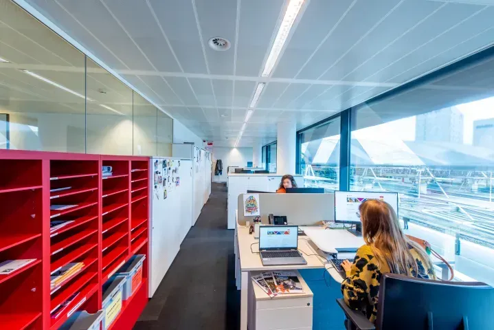 Kantoormedewerkers van de Stad Leuven aan het werk
